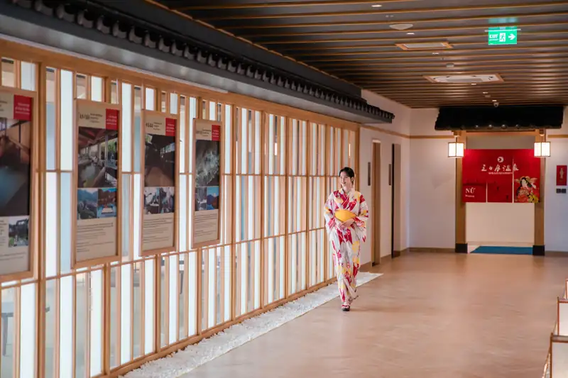 Khách mặc yukata đi trong hành lang dẫn tới khu onsen Mikazuki Đà Nẵng