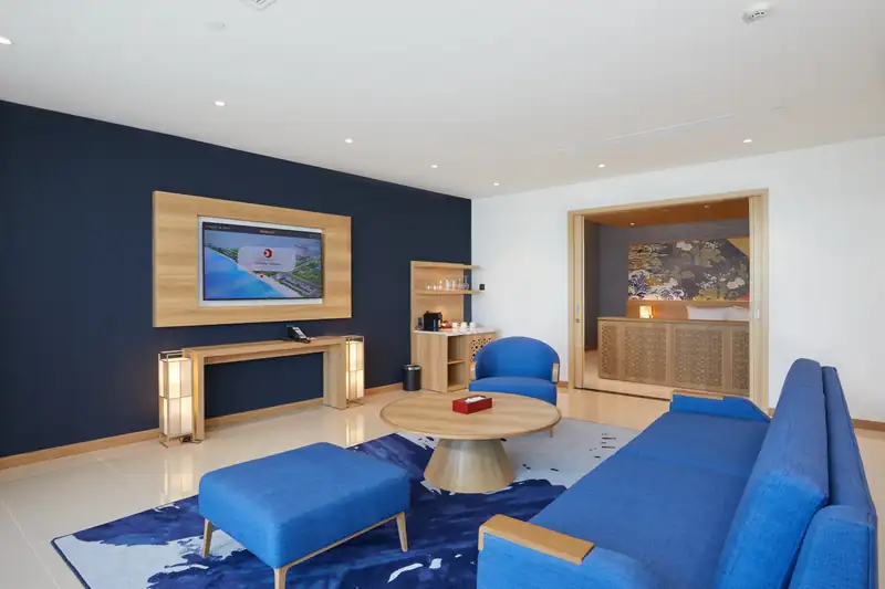 Góc phòng khách Ambassador Suite có TV, quầy trà và sofa, Mikazuki Đà Nẵng