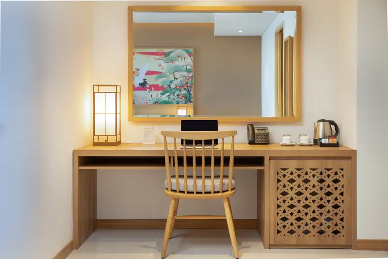 Bàn làm việc, gương và ấm đun nước trong phòng Deluxe Ocean View, Mikazuki Đà Nẵng