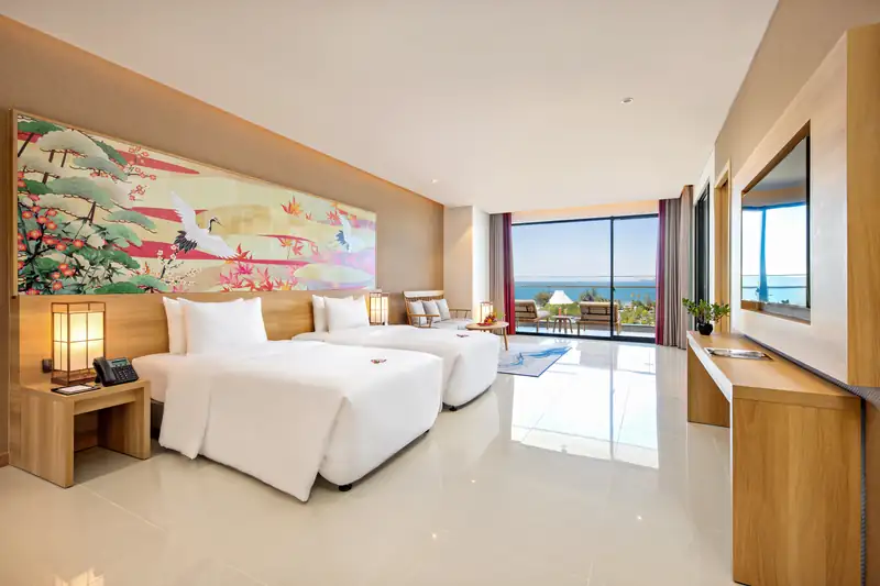 Phòng Deluxe Twin hai giường đơn, cửa kính lớn mở ra ban công nhìn biển, Mikazuki Đà Nẵng