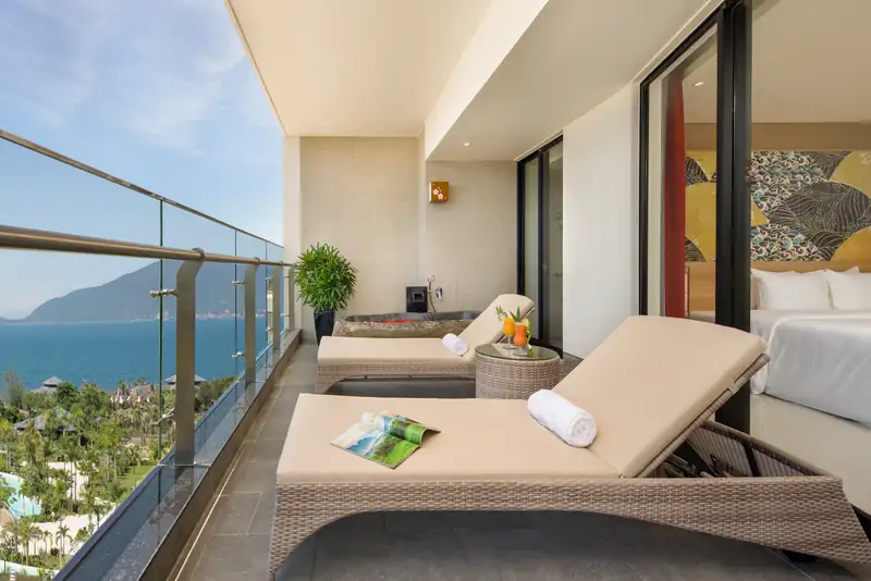 Ban công Executive Suite có ghế tắm nắng, nhìn ra biển Đà Nẵng từ trên cao