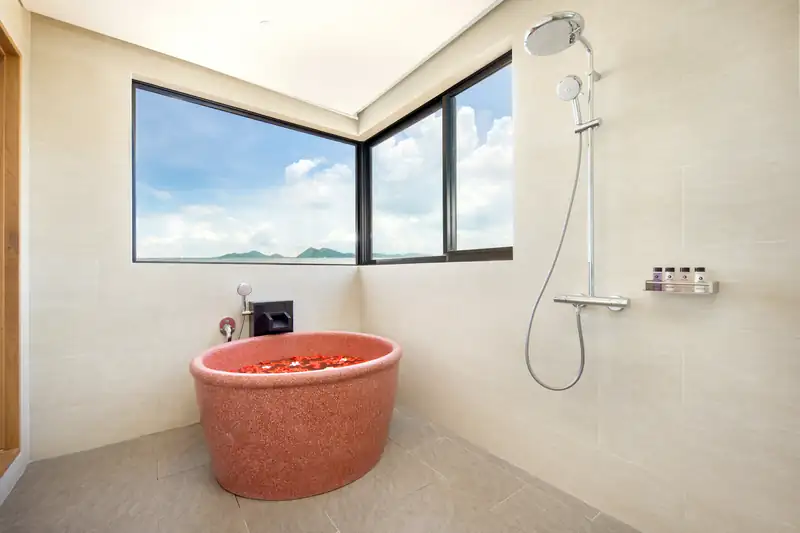 Bồn ngâm tròn kiểu Nhật rải cánh hoa và vòi sen cạnh cửa sổ góc, Executive Suite