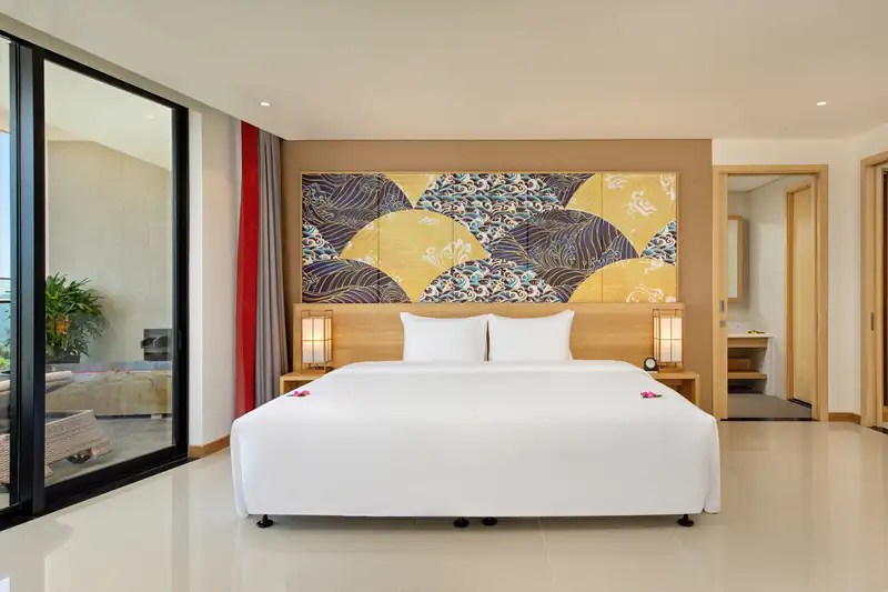 Giường King trước tranh quạt vàng kiểu Nhật trong Executive Suite, Mikazuki Đà Nẵng