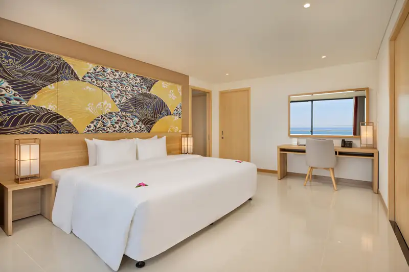 Phòng ngủ giường King có bàn làm việc trong Executive Suite, Mikazuki Đà Nẵng
