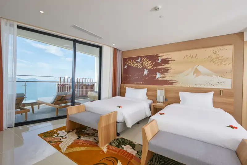 Phòng ngủ hai giường đơn có tranh hạc và núi Phú Sĩ, cửa kính mở ra ban công, Executive Suite