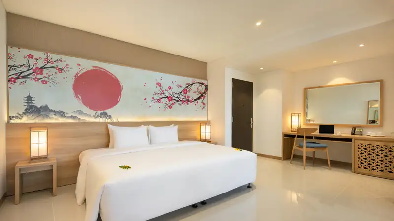 Giường King, bàn làm việc và gương trong phòng Family Ocean View, Mikazuki Đà Nẵng