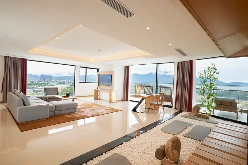 Tiểu cảnh sỏi đá kiểu vườn Nhật ngay trong Japanese Suite, cửa kính nhìn ra vịnh Đà Nẵng