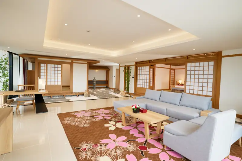 Phòng khách Japanese Suite với thảm hoa anh đào, sofa và vách shoji, Mikazuki Đà Nẵng