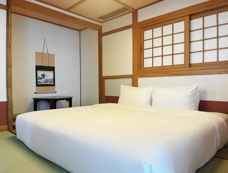 Phòng ngủ Japanese Suite có tranh cuộn sóng biển kiểu Nhật và cửa sổ shoji