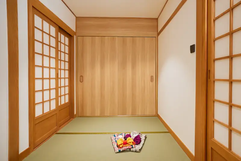 Phòng nhỏ lát chiếu tatami, cửa trượt kiểu Nhật và yukata xếp sẵn trong Japanese Suite