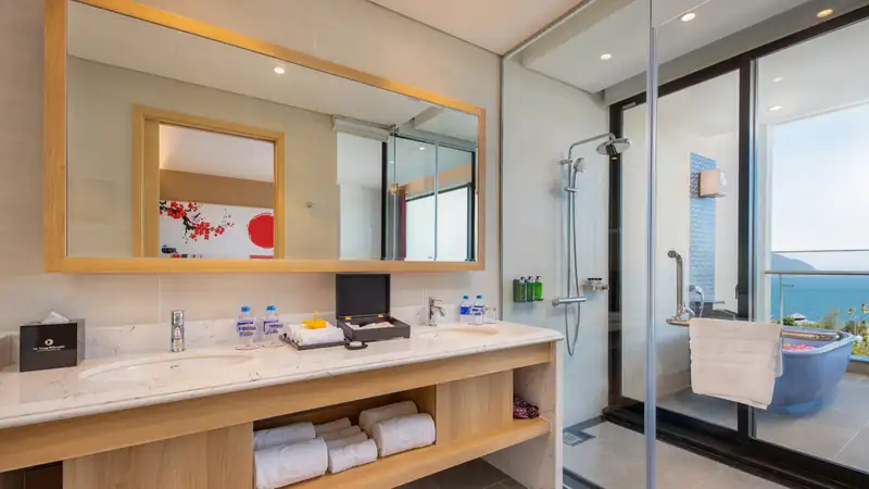 Phòng tắm có bồn rửa và buồng tắm kính, phòng Premium Family Mikazuki Đà Nẵng