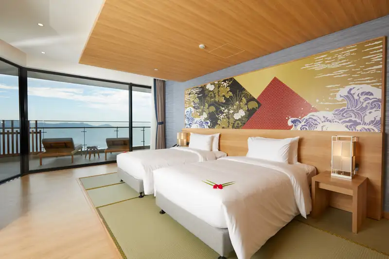 Phòng ngủ hai giường đơn trên sàn tatami trong Presidential Suite, nhìn ra biển