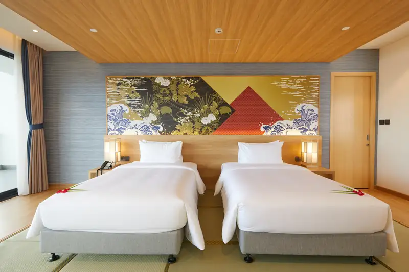 Phòng ngủ hai giường đơn có tranh núi Phú Sĩ đỏ trên đầu giường, Presidential Suite