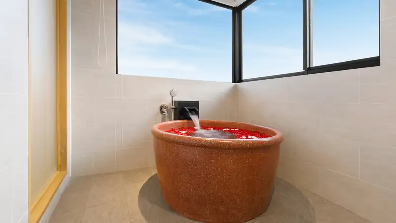 Bồn tắm tròn cạnh cửa kính trong Senior Suite, Mikazuki Đà Nẵng