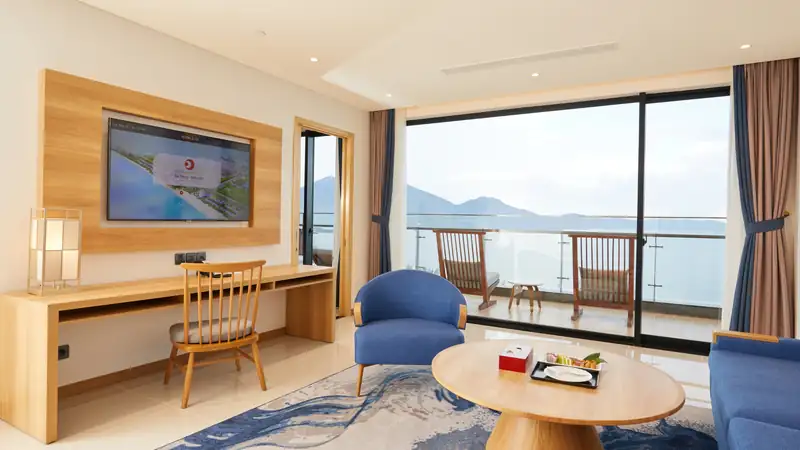 Góc bàn trà, bàn làm việc và ban công nhìn biển trong Senior Suite