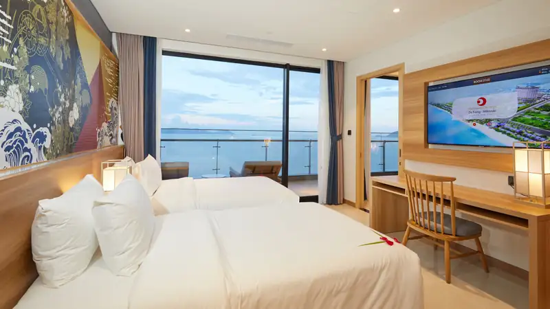 Phòng ngủ thứ hai hai giường đơn của Senior Suite nhìn ra biển Đà Nẵng