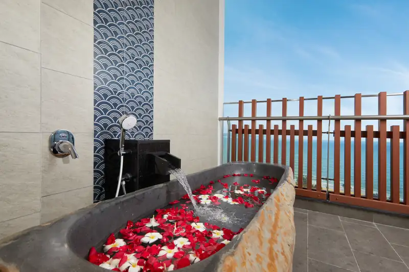 Bồn tắm ngoài ban công Ambassador Suite nhìn biển