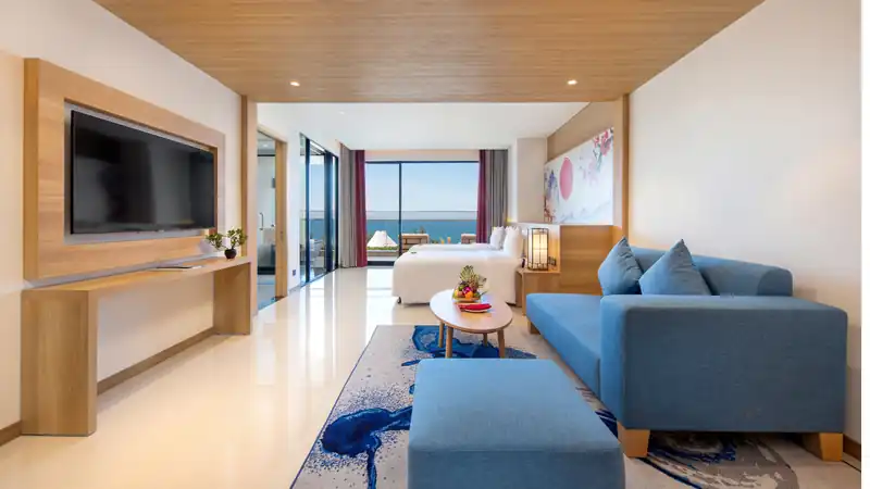 Góc tiếp khách phòng Family nhìn ra biển