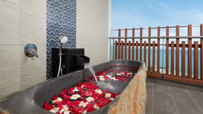Bồn tắm đá ngoài ban công Senior Suite nhìn biển