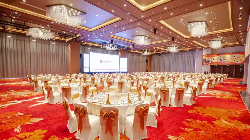 Nippon Ballroom Mikazuki Đà Nẵng bày bàn tròn, đèn chùm, màn LED và vách kính lấy sáng