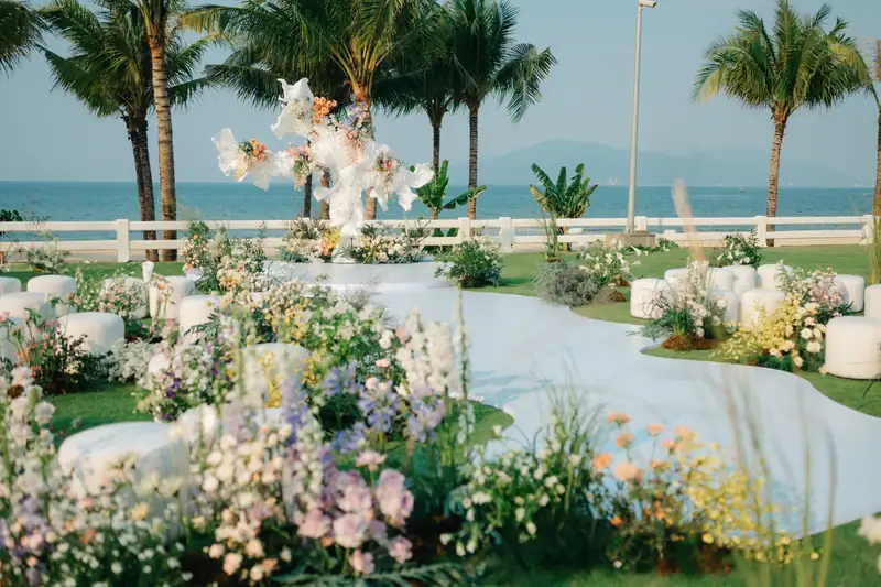 Lễ đường cưới hoa trắng trên bãi cỏ Nami Lawn nhìn ra biển