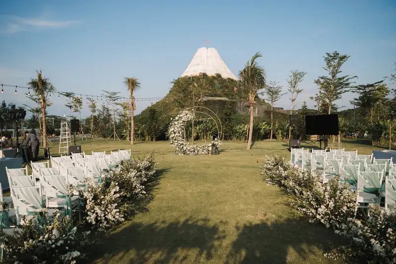 Lễ đường cưới ghế trắng và cổng hoa tròn trên bãi cỏ dưới chân núi Phú Sĩ thu nhỏ, Mikazuki Đà Nẵng
