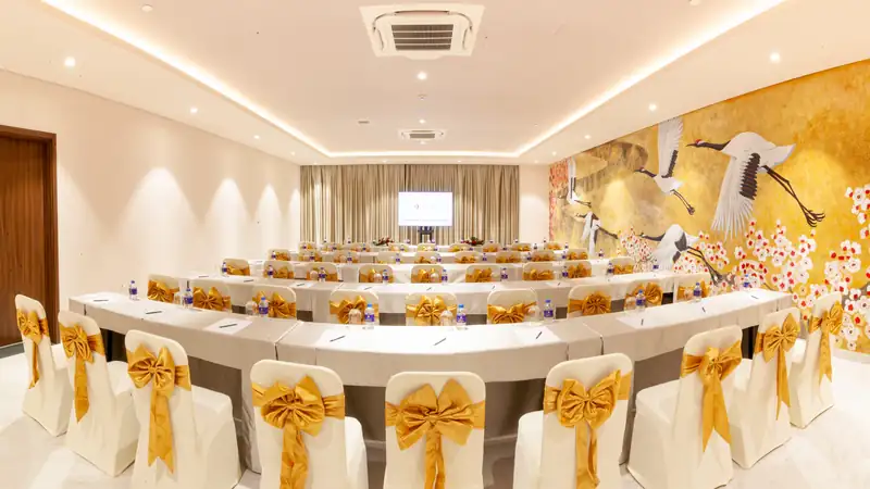Phòng Hasu bày bàn chữ U, tường vẽ hạc, Mikazuki Đà Nẵng