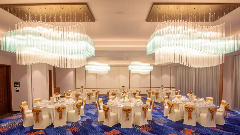 Phòng Sakura bày bàn tròn tiệc nhỏ dưới đèn chùm, Mikazuki Đà Nẵng