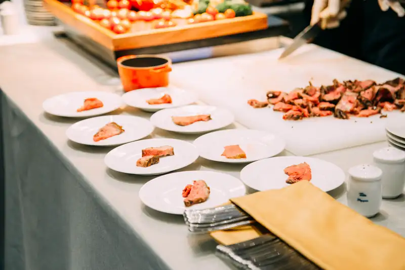 Quầy thịt bò nướng cắt lát trong tiệc buffet đón khách sự kiện