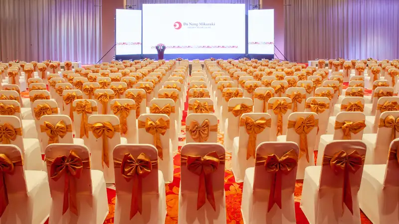 Nippon Ballroom bày kiểu nhà hát