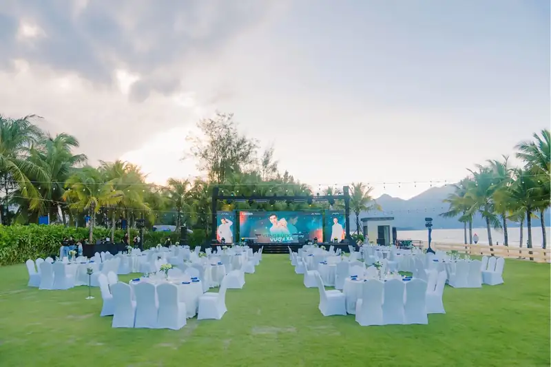 Gala dinner trên bãi cỏ Nami Lawn, nhìn từ trên cao