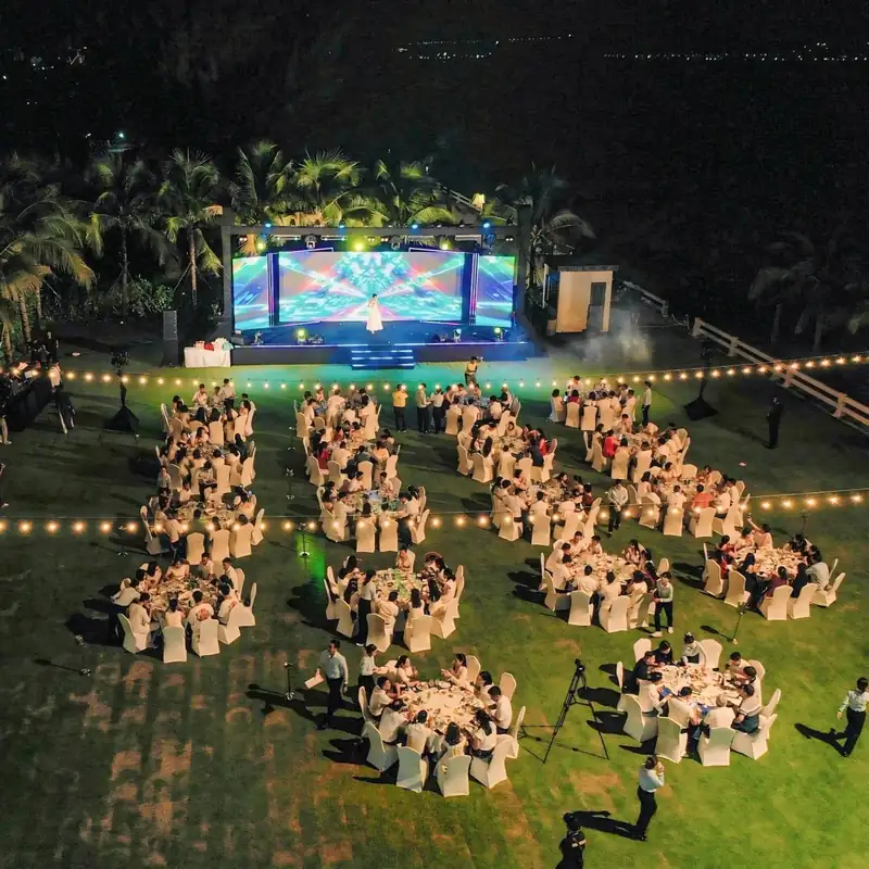 Gala dinner buổi tối trên bãi cỏ Nami