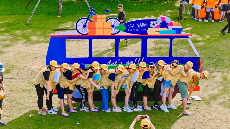 Các đội team building tập trung trên bãi cỏ Mikazuki Đà Nẵng