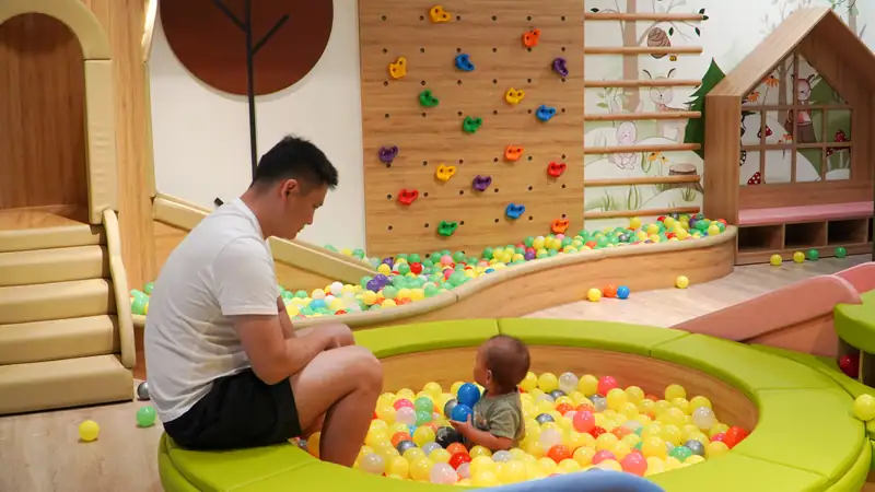 Bố chơi cùng con nhỏ ở nhà bóng Kids Club, Mikazuki Đà Nẵng