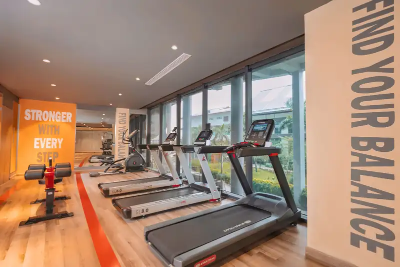 Phòng gym có máy chạy bộ cạnh cửa kính trong khách sạn Mikazuki Đà Nẵng