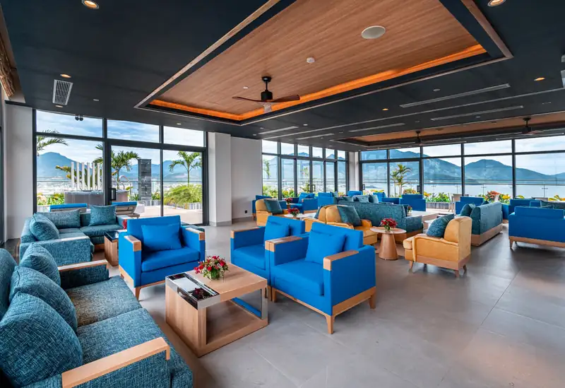 Lounge ghế sofa xanh nhìn ra vịnh Đà Nẵng, Mikazuki