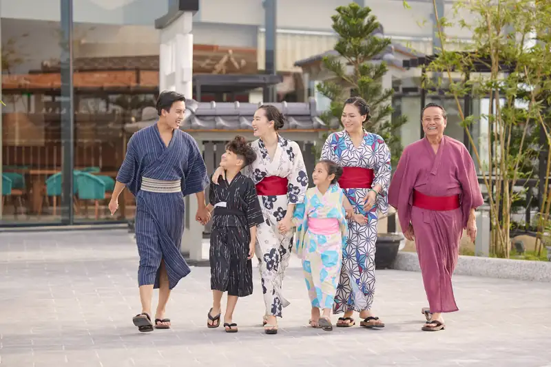 Gia đình nhiều thế hệ mặc yukata dạo vườn Nhật