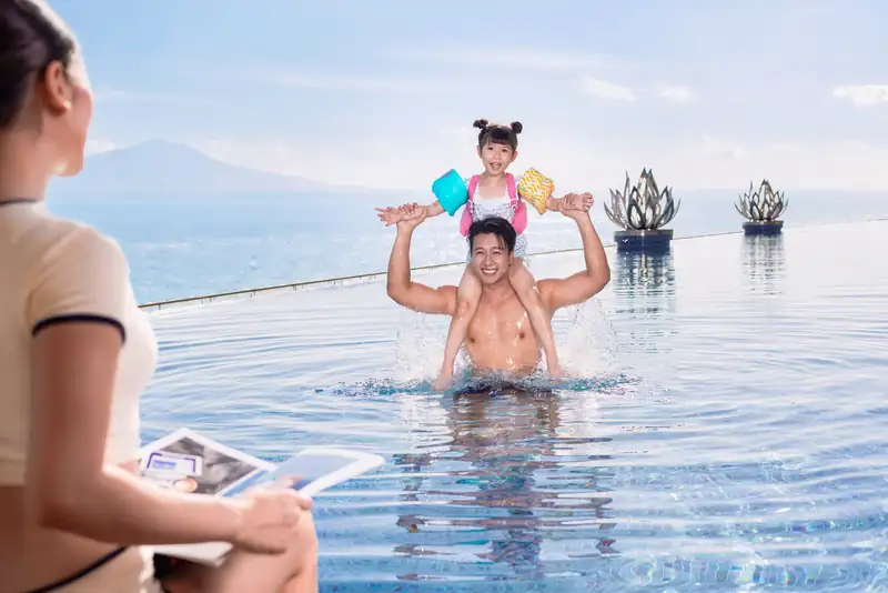Gia đình ở hồ bơi vô cực tầng 22 nhìn ra vịnh Đà Nẵng