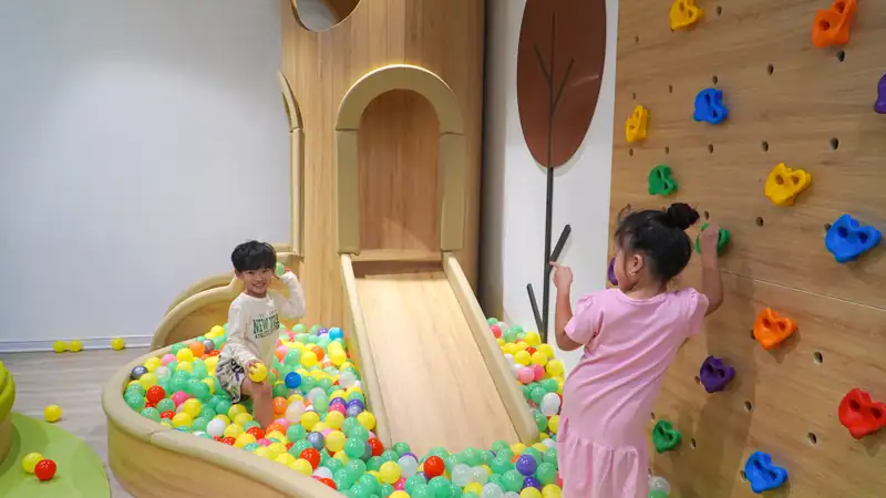 Kids Club có tường leo và nhà bóng cho trẻ nhỏ