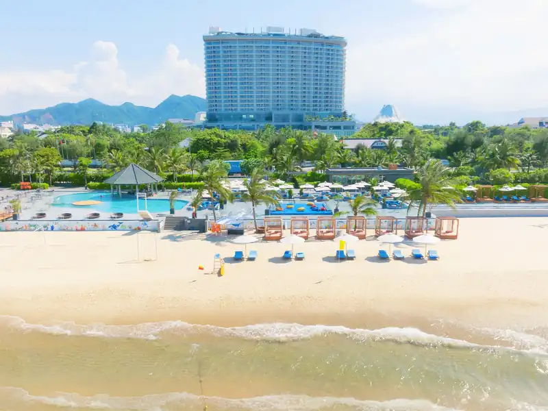 Toàn cảnh khách sạn Da Nang Mikazuki 22 tầng nhìn từ bãi biển Xuân Thiều, Đà Nẵng