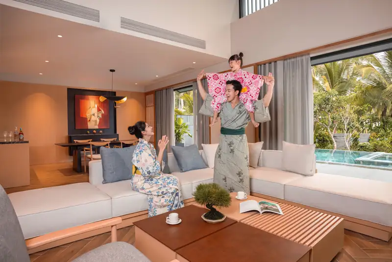 Gia đình mặc yukata trong phòng khách villa