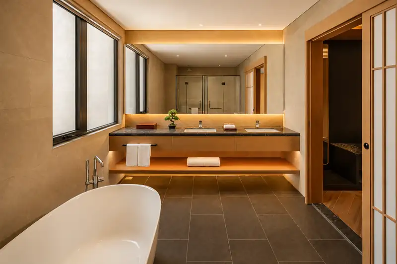 Phòng tắm có bồn tắm trong villa The Ryokan