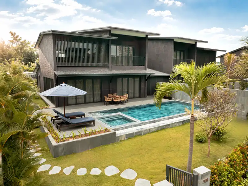 Sân vườn và hồ bơi riêng của villa Mikazuki