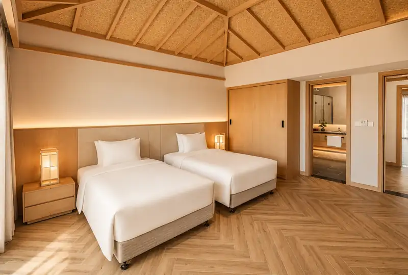 Phòng ngủ hai giường đơn trần gỗ trong villa The Ryokan, Mikazuki Đà Nẵng